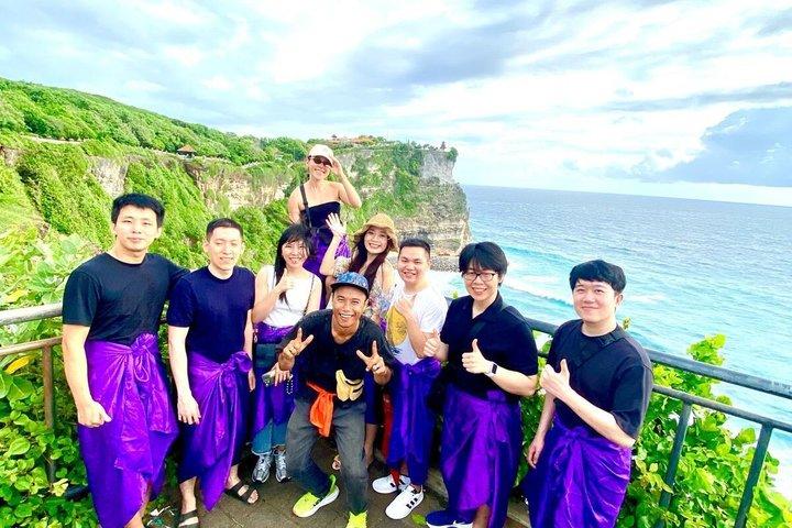 ウルワツの夕日ツアーとジンバランビーチでのディナー付きケチャックダンスショー