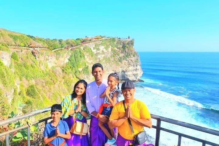 ウルワツの夕日ツアーとジンバランビーチでのディナー付きケチャックダンスショー