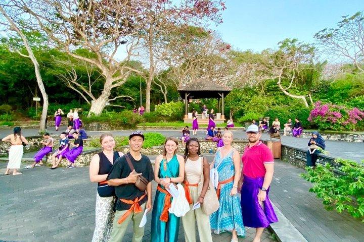 ウルワツの夕日ツアーとジンバランビーチでのディナー付きケチャックダンスショー