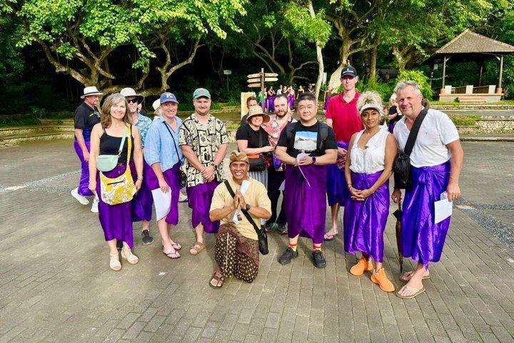 ウルワツの夕日ツアーとジンバランビーチでのディナー付きケチャックダンスショー