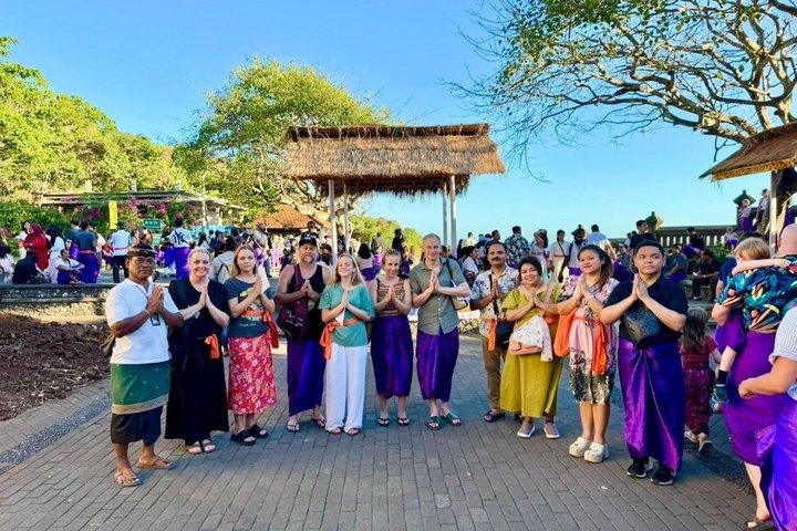 ウルワツの夕日ツアーとジンバランビーチでのディナー付きケチャックダンスショー