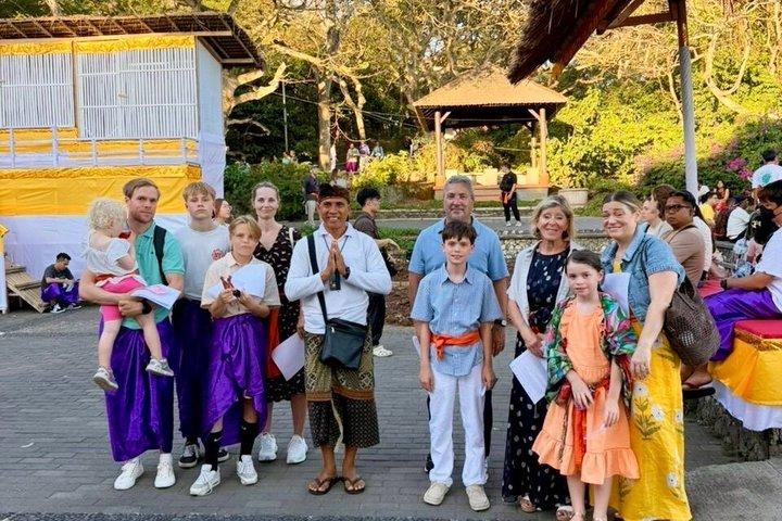 ウルワツの夕日ツアーとジンバランビーチでのディナー付きケチャックダンスショー