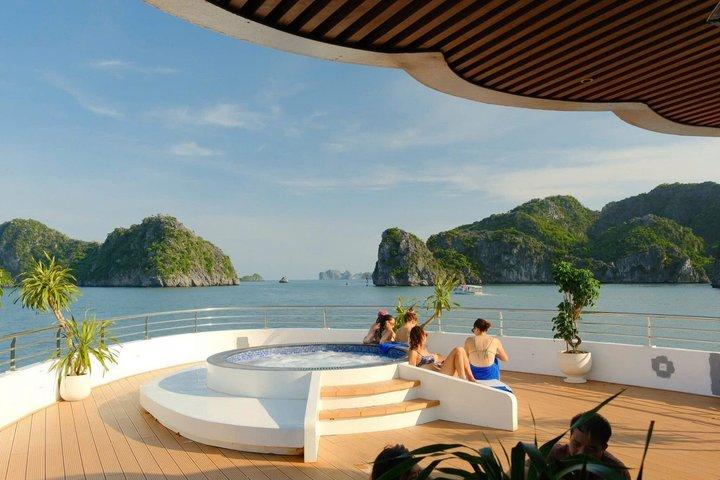 カバ島発:ランハー湾とヴィエットハイ村を巡る最高のデイクルーズ