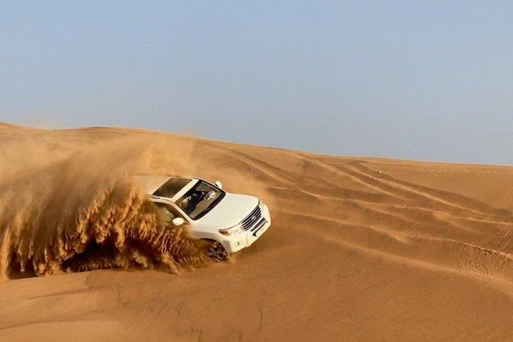 Premium Wüstensafari mit VIP-Lounge, Quad, Kamelritt & Abendessen