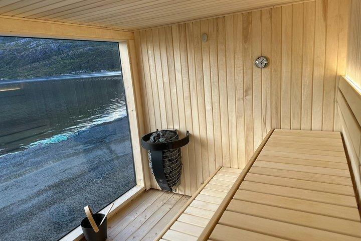 フィヨルドと山の景色を望むサウナリトリート