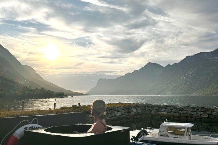 フィヨルドと山の景色を望むサウナリトリート