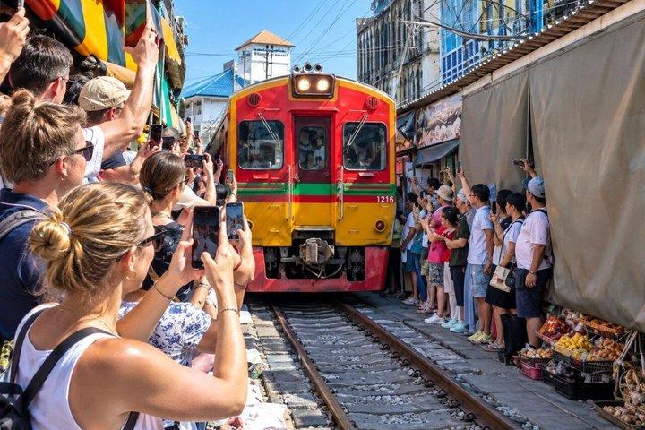 バンコク発ダムヌーン・サドゥアク水上マーケット＆鉄道マーケットツアー