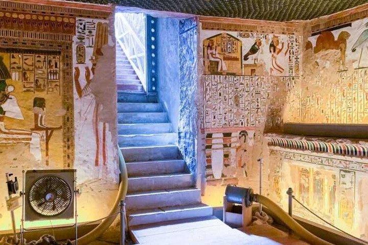 ルクソール王族の王と女王、メディネト・アブ寺院