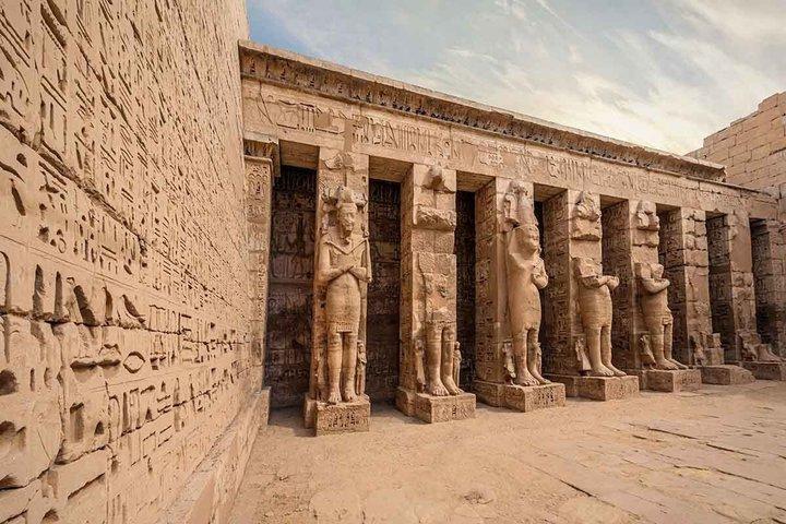 ルクソール王族の王と女王、メディネト・アブ寺院
