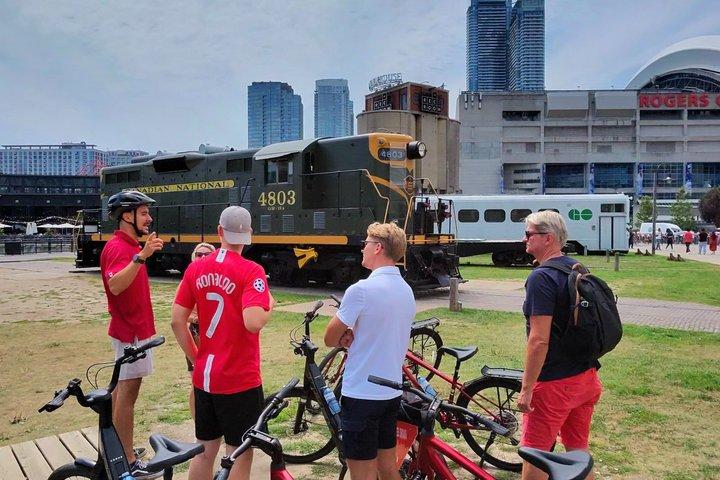 地元ガイド付き自転車で巡るトロントのベスト・ネイバーフッド