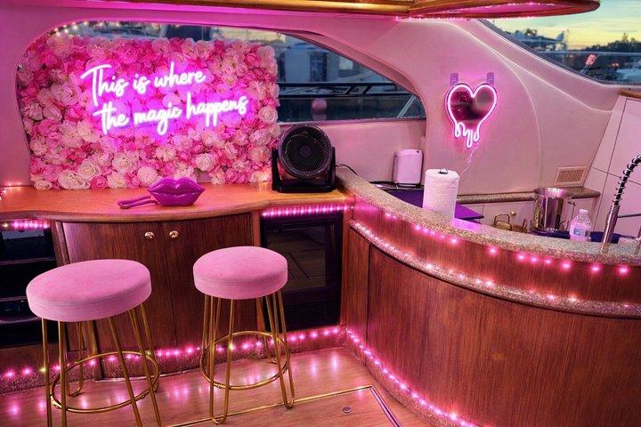豪華ヨットレンタル＋ジェットスキー2台無料 - 市街の景色 - ピンクのヨット