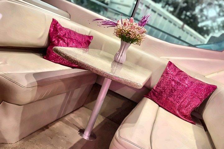 豪華ヨットレンタル＋ジェットスキー2台無料 - 市街の景色 - ピンクのヨット