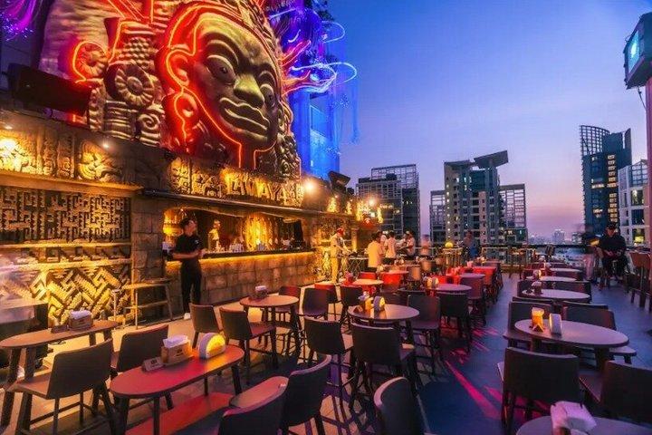 Bebida Deslumbrante por la Noche en un Bar en la Azotea del Piso 30 en Bangkok