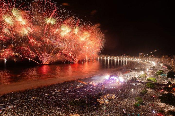 リオデジャネイロのコパカバーナビーチでの新年のお祝い