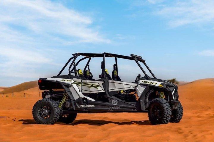ドバイ砂漠サファリ：ラクダ、ファルコン、サンドボーディング＆プレミアムディナー