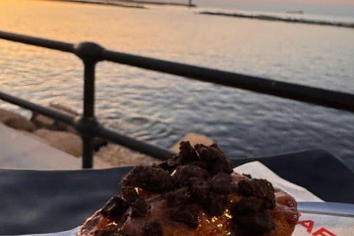バリ：夕暮れ時の海辺でのフードテイスティングと地元の人との交流