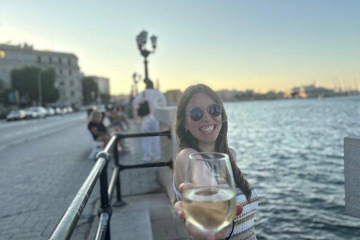 バリ：夕暮れ時の海辺でのフードテイスティングと地元の人との交流