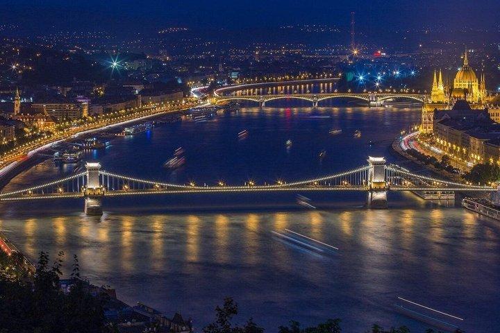 ウィーン発 ブダペスト小グループ日帰りツアー