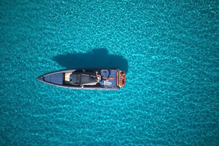 小さなキクラデス諸島での終日プライベートボートクルーズ