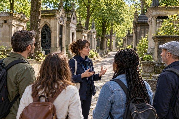 Paris Iconic Graves Tour: Père Lachaise & Montparnasse Walk