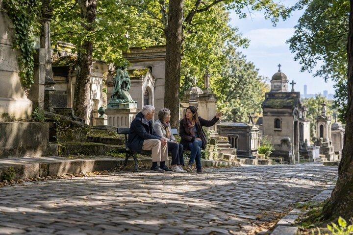 Paris Iconic Graves Tour: Père Lachaise & Montparnasse Walk