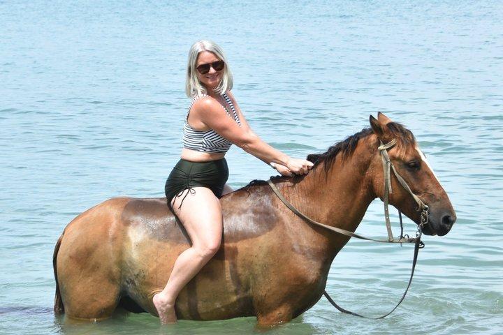 プエルトプラタのビーチでの乗馬とカリブ海の景色