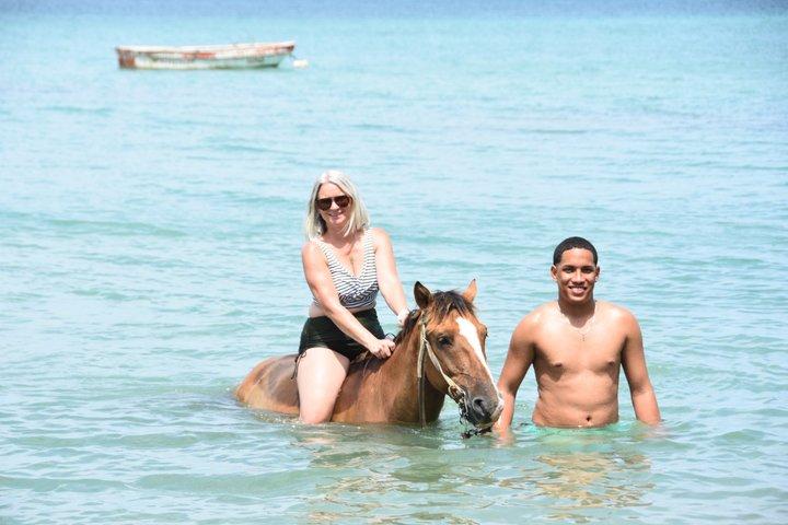プエルトプラタのビーチでの乗馬とカリブ海の景色