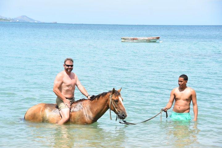 プエルトプラタのビーチでの乗馬とカリブ海の景色