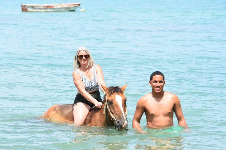 プエルトプラタのビーチでの乗馬とカリブ海の景色