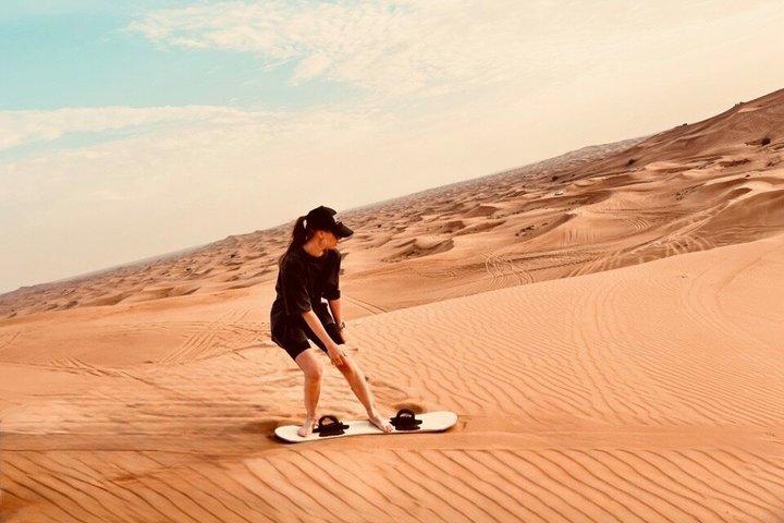 ドバイの朝の砂漠サファリ カメル・ファルコン・サンドボーディング＆バギーATV
