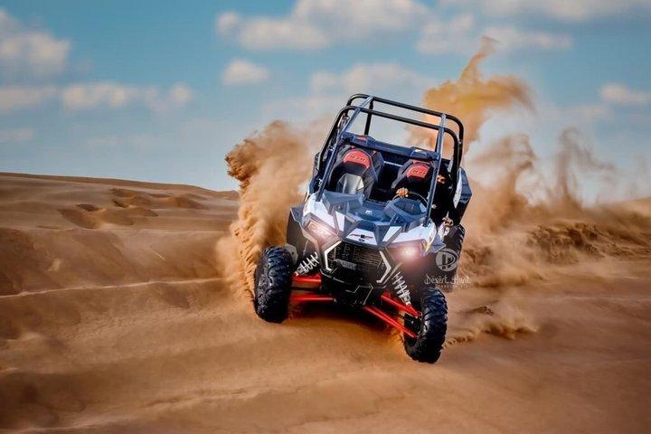 ドバイの朝の砂漠サファリ カメル・ファルコン・サンドボーディング＆バギーATV