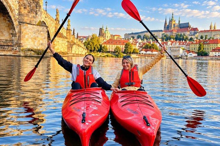 Prag Sunrise Kayak Tour Under Karlsbron med foton