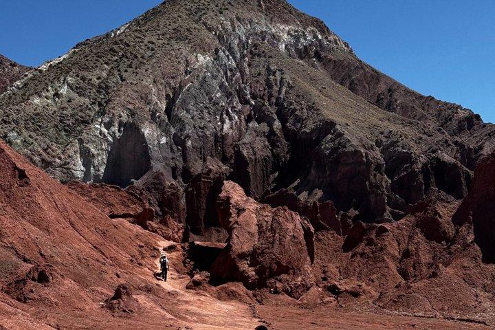 Excursion to Rainbow Valley and Hierbas Buenas Petroglyphs
