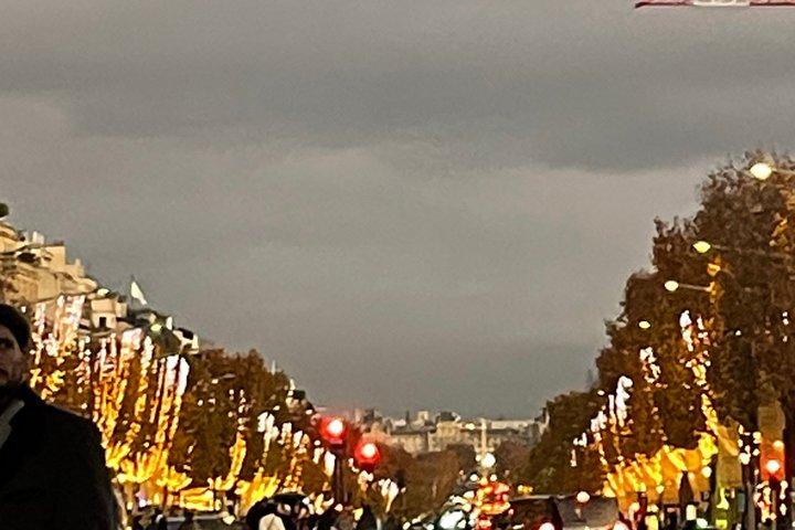 エッフェル塔近くの自宅でクリスマスとイブのディナーをお祝いしましょう。