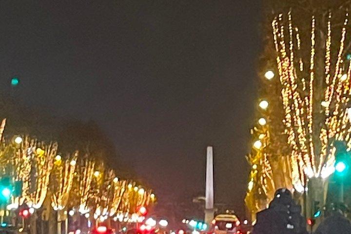 エッフェル塔近くの自宅でクリスマスとイブのディナーをお祝いしましょう。