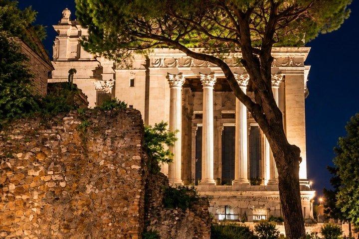 ローマ夜のツアー コロッセオとルーフトップアペリティーヴォ