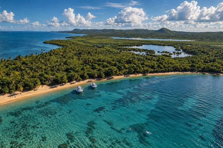 Icacos oder Vieques All-Inclusive Schnorcheln & Wasserrutschen Bootstour