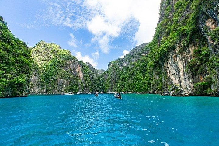 プーケット諸島カタマラン日帰りツアーでジェームズ・ボンドとピーピーへ