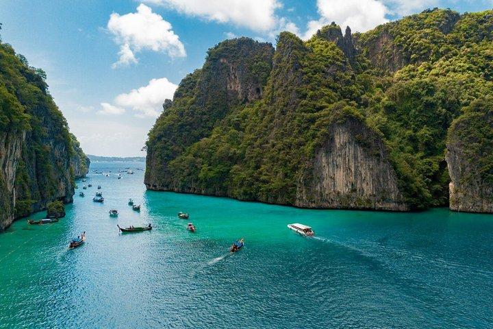 プーケット諸島カタマラン日帰りツアーでジェームズ・ボンドとピーピーへ