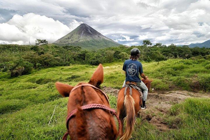 アレナル火山基地周辺の乗馬
