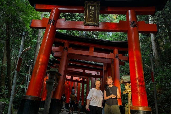 伏見稲荷プライベートツアー：隠れた小道、鳥居と神聖な歴史
