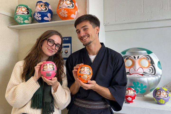 東京だるま絵付けワークショップ：伝統的な日本語文化