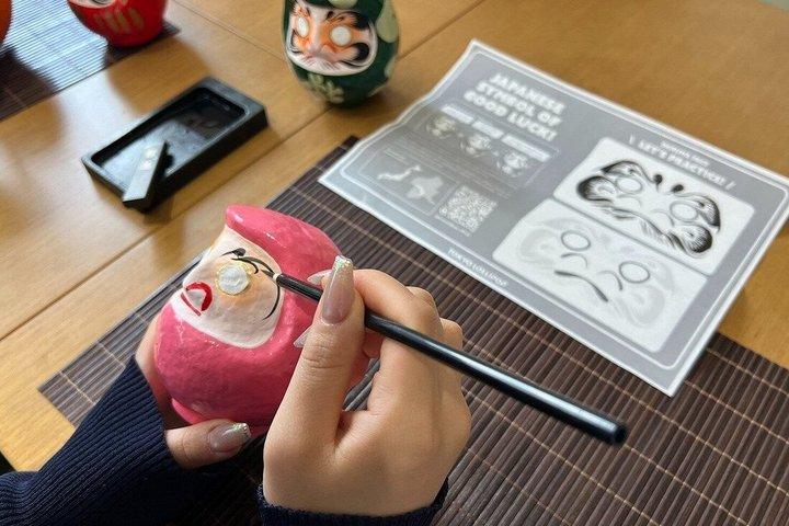 東京だるま絵付けワークショップ：伝統的な日本語文化
