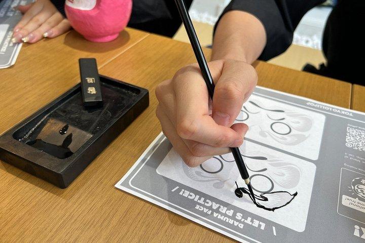 東京だるま絵付けワークショップ：伝統的な日本語文化