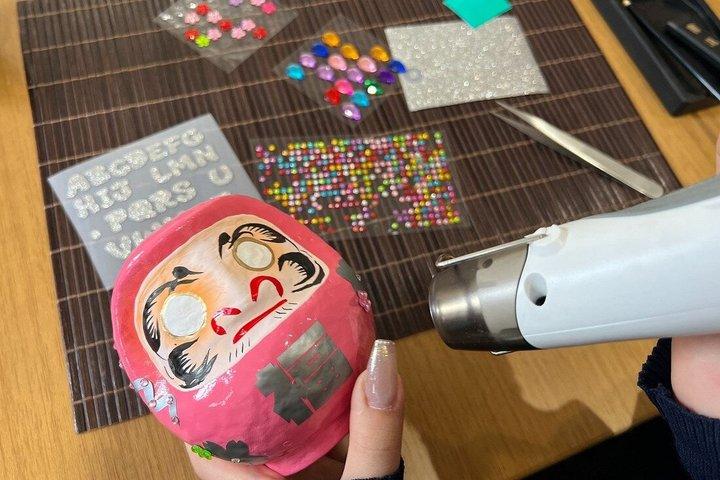 東京だるま絵付けワークショップ：伝統的な日本語文化