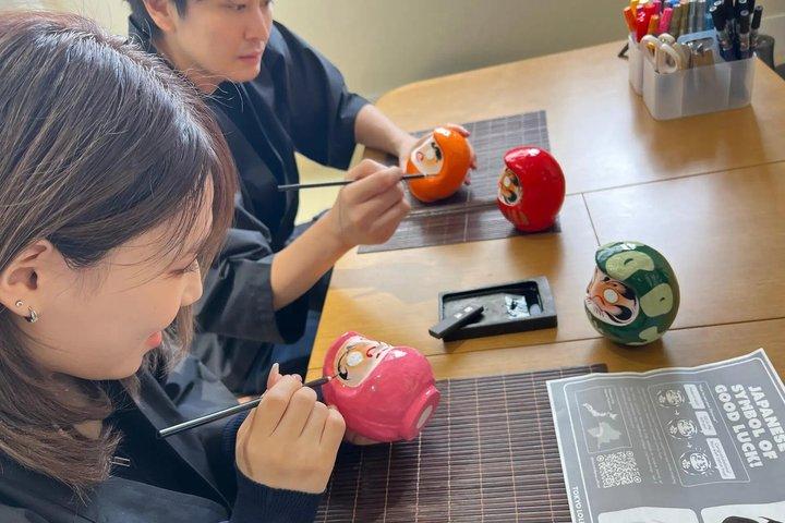 東京だるま絵付けワークショップ：伝統的な日本語文化