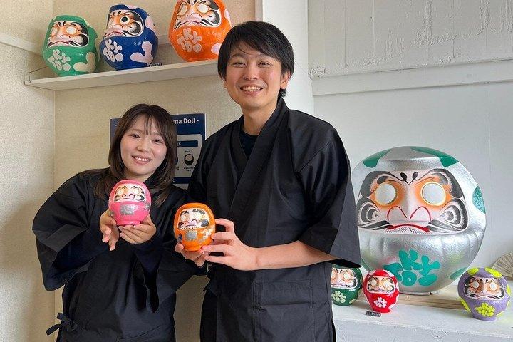 東京だるま絵付けワークショップ：伝統的な日本語文化
