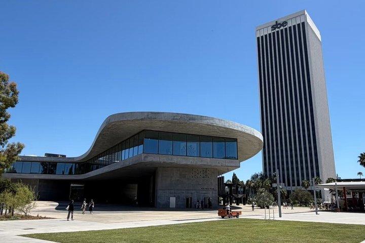 LACMA美術館 アートの年ごとのガイドツアー(入場料込み)