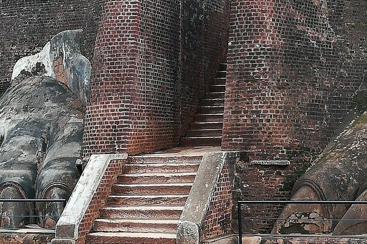 カスタマイズ可能な複数日スリランカ旅行：車、ドライバー、旅館