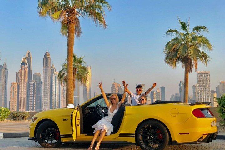運転手付きと写真体験付きのドバイの高級コンバーチブルカー